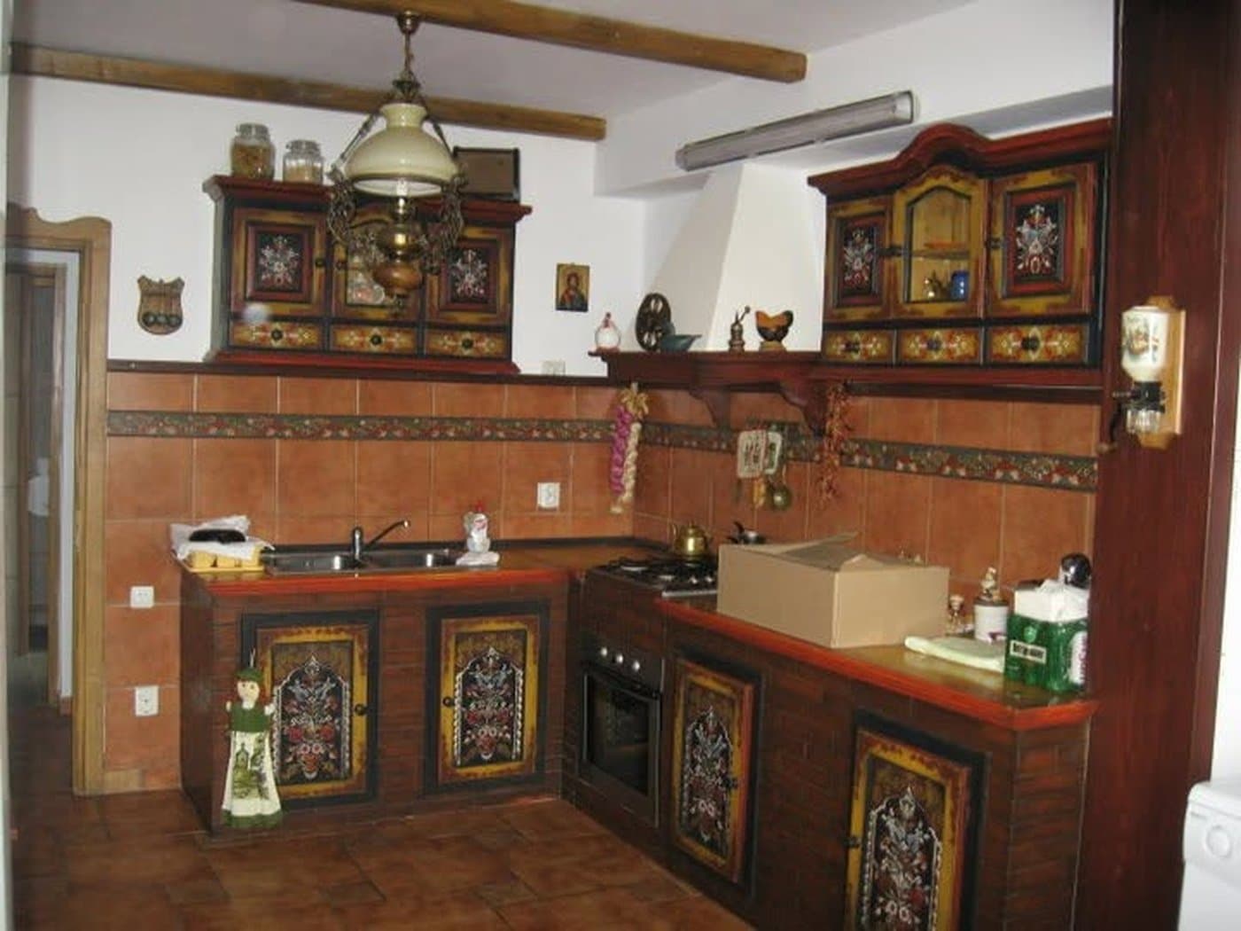 Bucătărie tradițională cu mobilier pictat