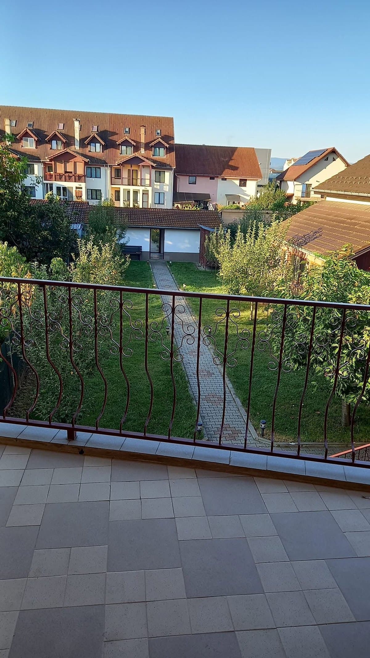 Vedere din balcon spre curtea și grădina pensiunii