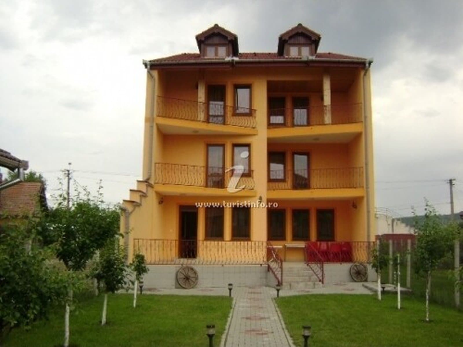 Fațada Pensiunii Perla Sibiului, vedere de ansamblu