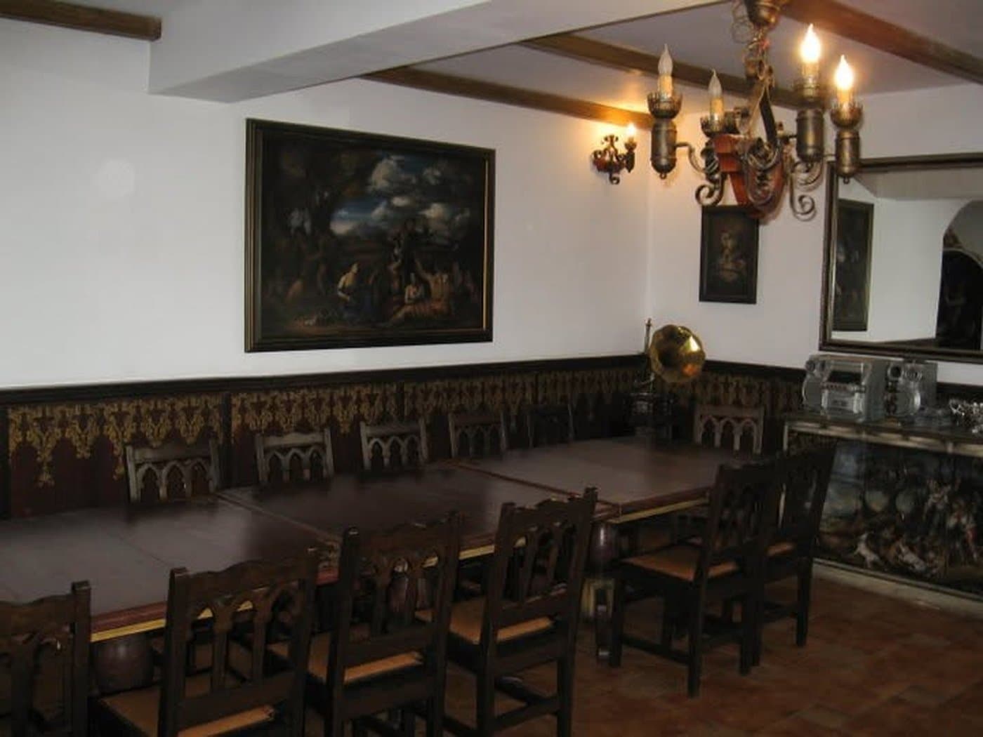 Sufragerie cu masă lungă și decor rustic